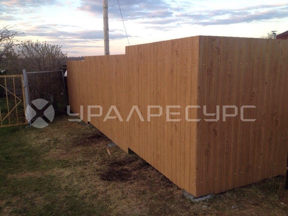 Забор из профлиста под дерево в пос. Октябрьский